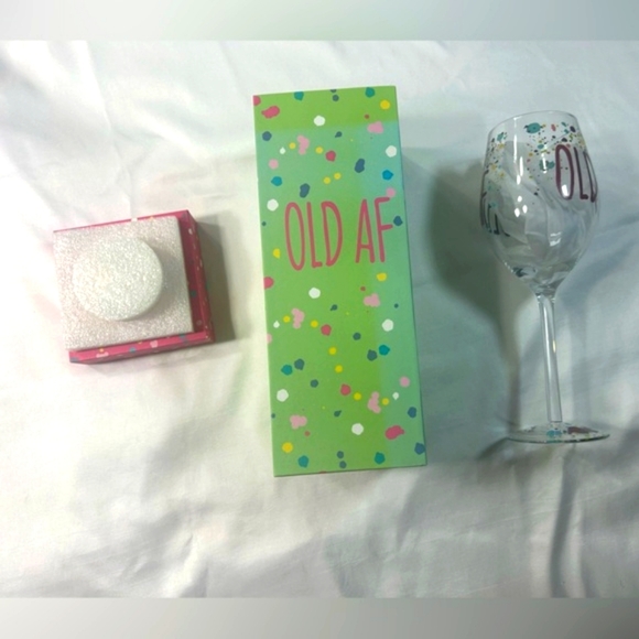 "Old AF" Fun Novelty Wine Glass with Gift Box - Picture 9 of 11